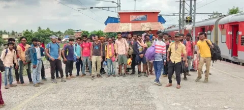 Image of Migrants waiting for transportation